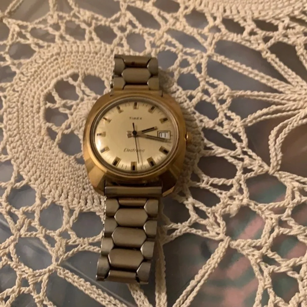 Timex Estate Sale Watch needs battery please read below 👇